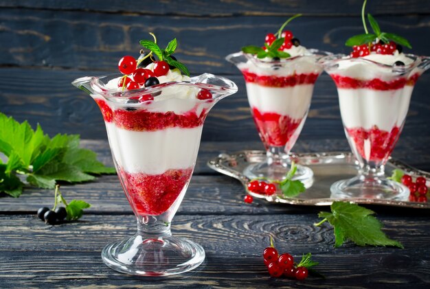 Postre dulce con bayas y requesón en un vaso