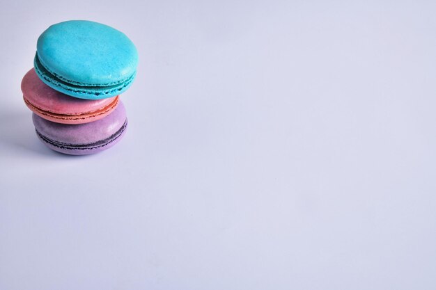 Postre dulce de bocadillo de macaron de color pastel