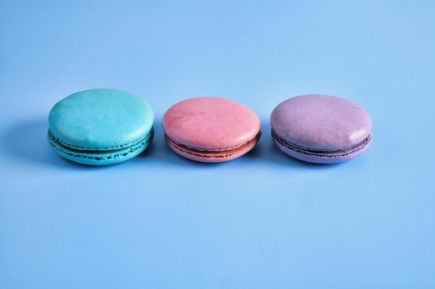 Postre dulce de bocadillo de macaron de color pastel