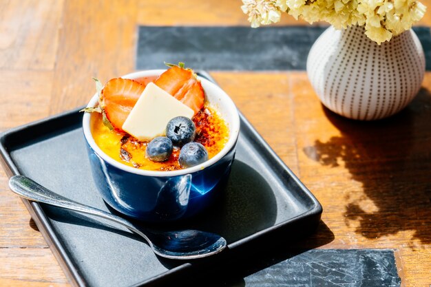 Postre dulce con crema brulee