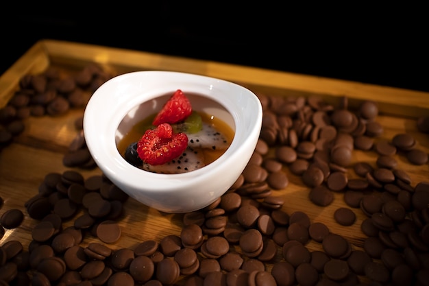 Postre dulce con crema de chocolate brindis