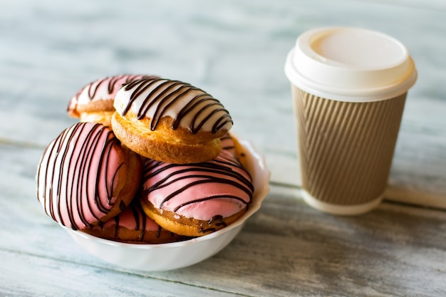 Postre dulce y crujiente.