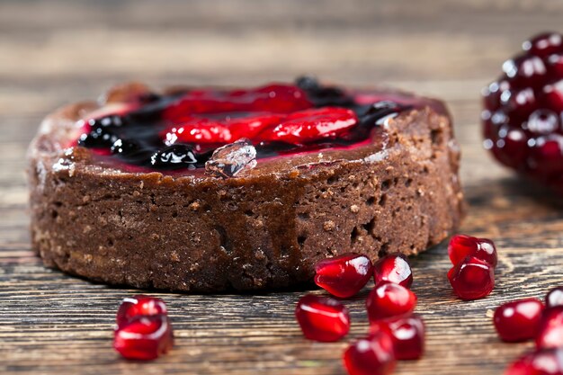 Postre dulce y delicioso elaborado a partir de una gran cantidad de ingredientes, bollería con gran cantidad de calorías para comer al final del almuerzo, repostería