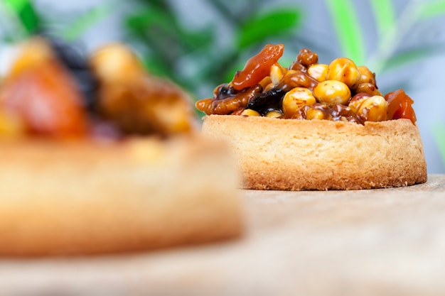 Foto postre dulce y delicioso elaborado a partir de una gran cantidad de ingredientes, bollería con gran cantidad de calorías para comer al final del almuerzo, repostería