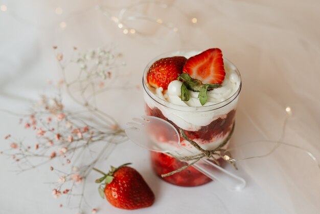 Postre dulce con fresas en un vaso