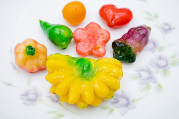 Postre dulce de frutas en plato blanco