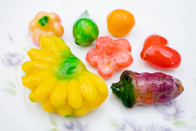 Postre dulce de frutas en plato blanco