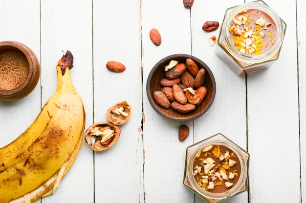 Postre dulce de leche con cacao, mousse de chocolate con plátano