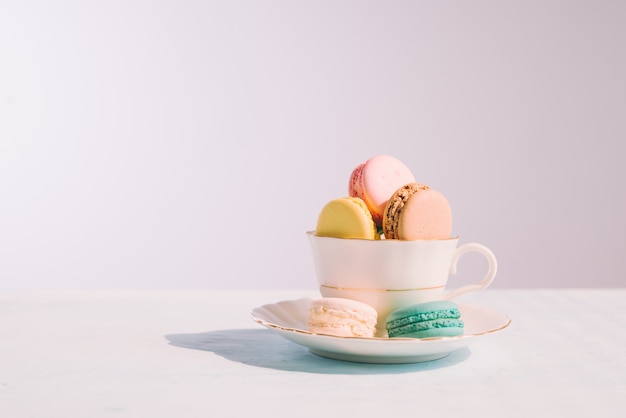 Postre dulce. Macarons coloridos en la mesa por la mañana.