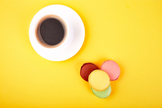 Postre dulce Macarrón o macarrón con café