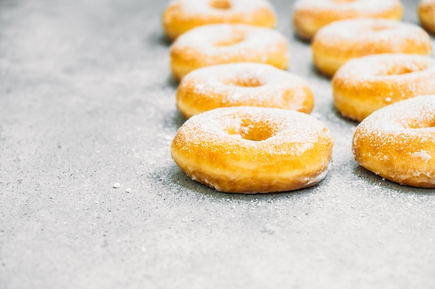 Postre dulce con muchas rosquillas