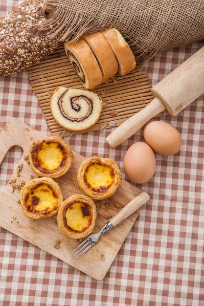 Postre dulce de natillas de tarta de huevo.