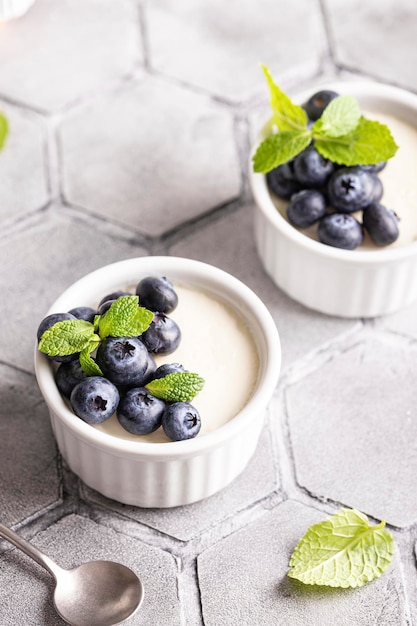 Postre dulce panna cotta de vainilla con arándanos