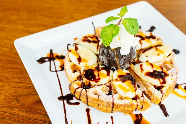 Postre dulce con panqueque y helado de chocolate