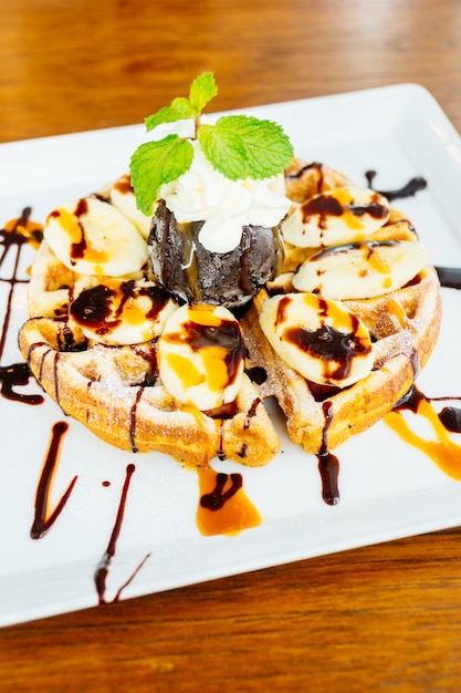 Postre dulce con panqueque y helado de chocolate