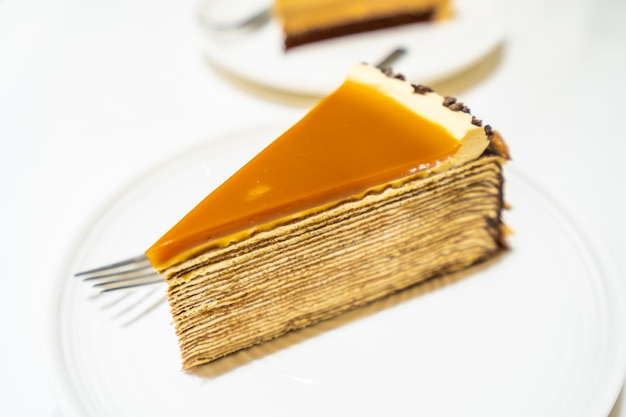 Postre Dulce Con Pastel De Crepe De Caramelo.