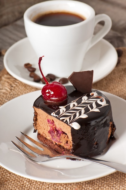 Postre dulce pastel de frutas con una cereza