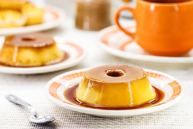 Postre dulce de pudín de leche condensada con vainilla y caramelo en almíbar hecho en casa