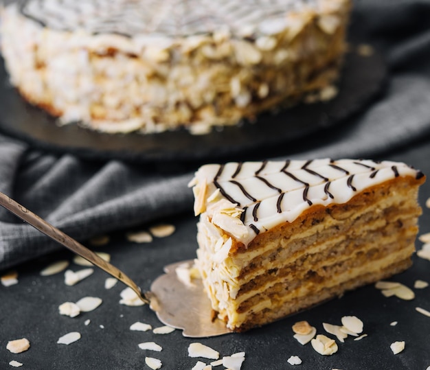 Postre dulce rebanada de pastel de miel en una espátula