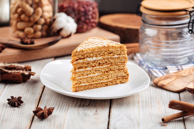 Postre dulce rebanada de pastel de miel en un plato