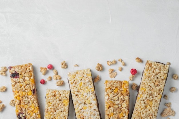 Foto postre dulce saludable merienda. barra de granola de cereales.