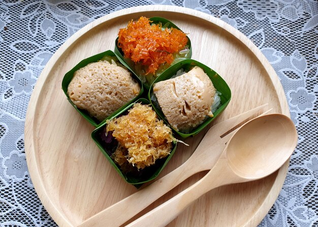 Postre dulce tailandés como arroz pegajoso con natillas Arroz pegajoso con camarones y coco rallado