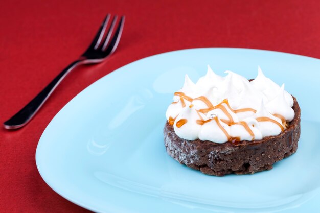 Postre dulce con tartaleta y crema de mantequilla