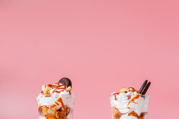 Postre dulce en vaso con galleta y crema batida