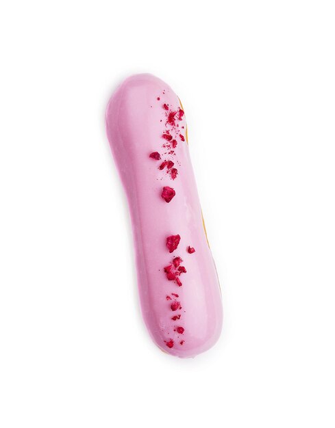 Postre Eclair con glaseado rosa sobre un fondo blanco