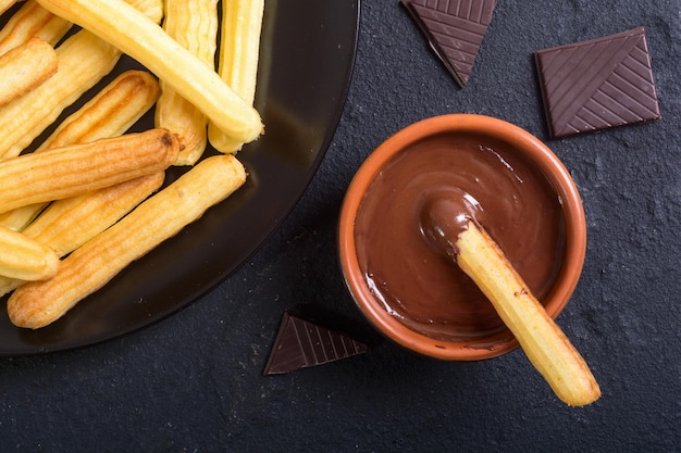 Postre español y mexicano churros caseros con chocolate