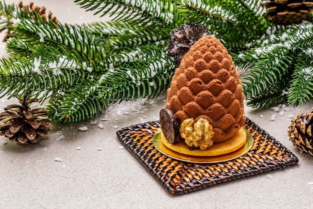 Postre festivo en forma de cono de abeto navideño