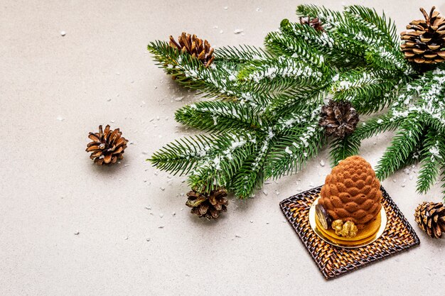 Postre festivo en forma de cono de abeto navideño