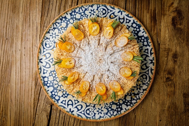 Postre festivo en un restaurante sobre una mesa de madera