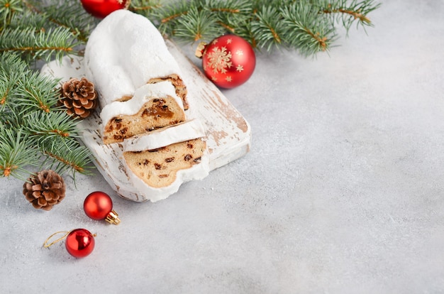 Postre festivo tradicional alemán, europeo Navidad Stollen.