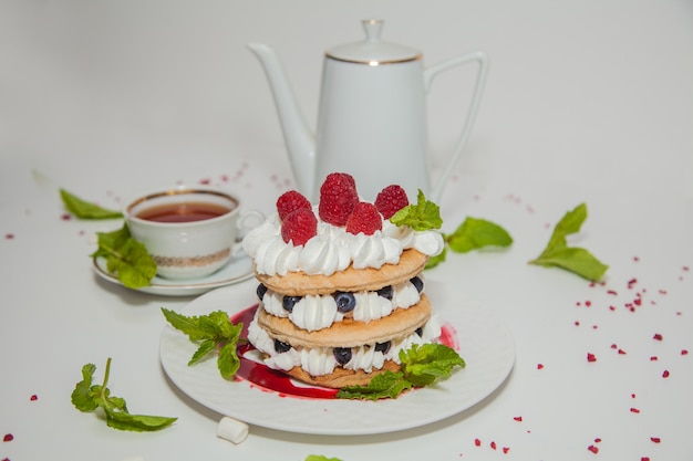 Postre con frambuesas, arándanos y menta