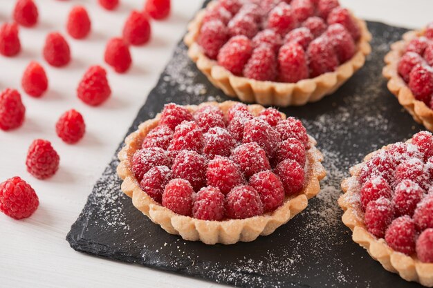 Postre con frambuesas sobre un fondo claro