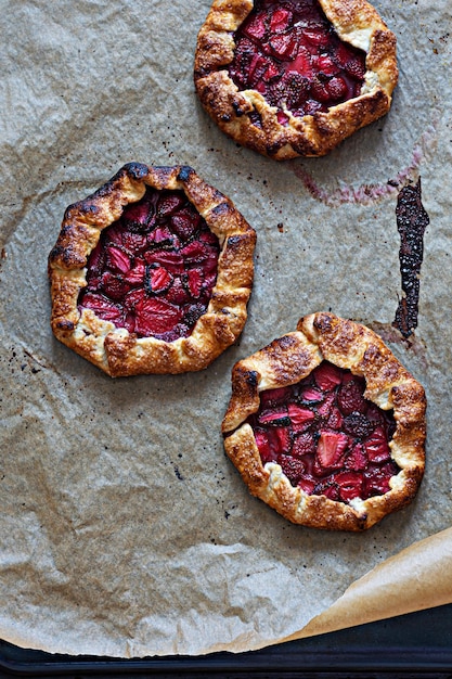 Postre francés Galette con galletas de mantequilla y fresas Pastel abierto con bayas