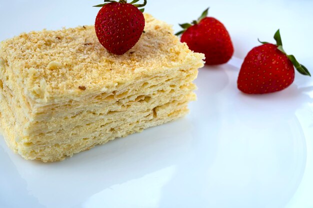 Postre francés llamado Mille Feuille o pastel de Napoleón adornado con fresas. Pastel de hojaldre delicioso