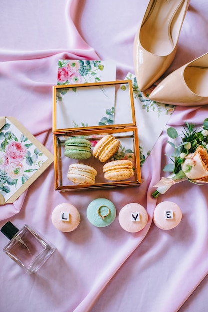 Postre francés sabroso de Macarones en un fondo rosado