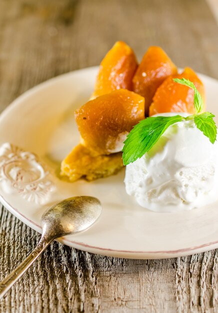 Postre francés tarta tatin