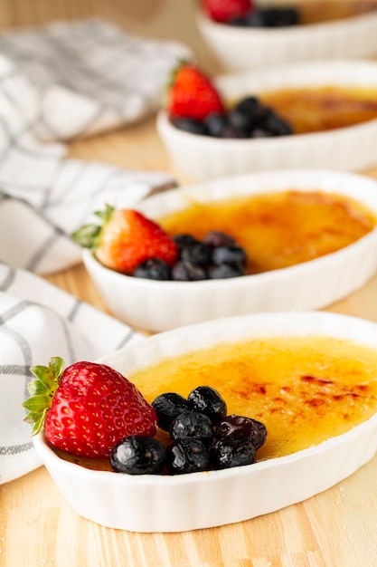 Postre francés tradicional creme brulee