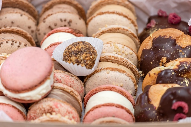 postre francés tradicional multicolor macarrones hechos a mano panadería crema delicada