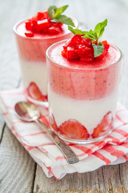 Postre de fresa en copas