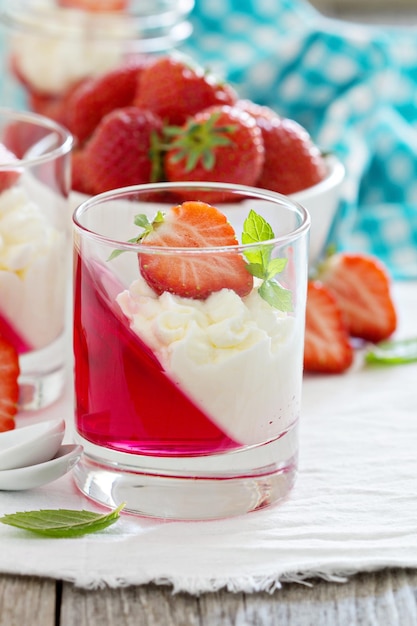 Postre con fresas y crema batida