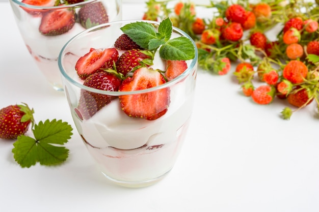 Postre de fresas frescas en capas con yogur