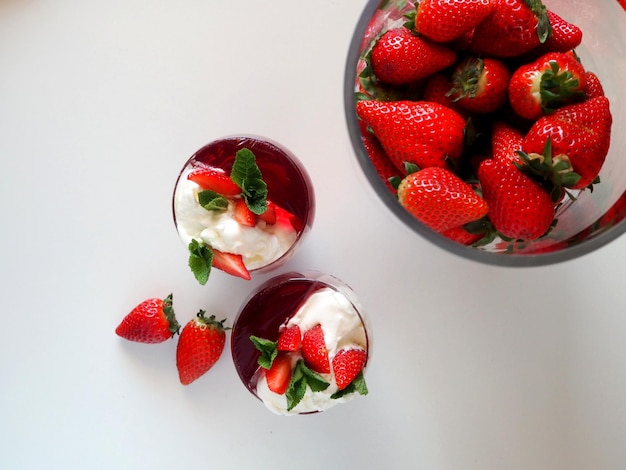 Postre de fresas rojas y blancas