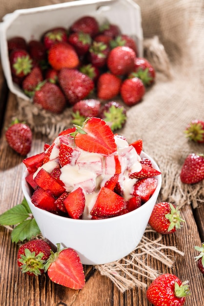 Postre de Fresas con Salsa de Vainilla