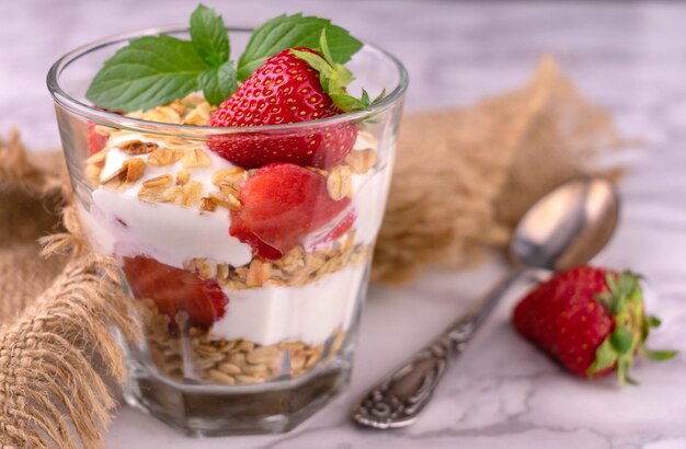 Postre de fresas con yogur y muesli