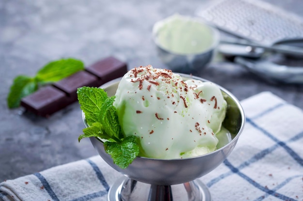 Postre frío de verano Helado de leche con kiwi Fruta helada