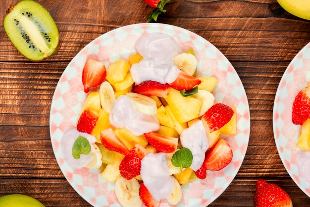 Foto postre de frutas de verano en una mesa de madera